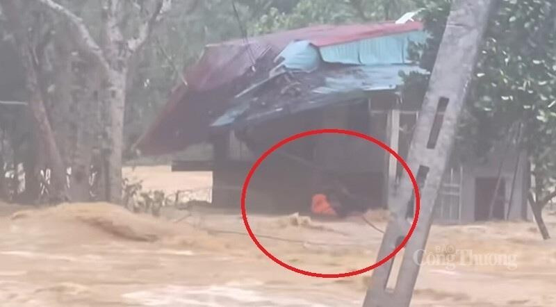 Les sapeurs-pompiers et secouristes de la Police de Thanh Hoa, au mépris du danger, sauvent deux femmes âgées emportées par les eaux en crue. Photo : Cong Thuong. 1-16122720.jpg