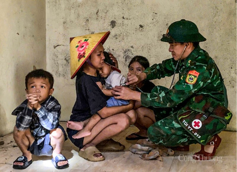 Les officiers du poste de garde-frontière de Ban Giang soignent et examinent des enfants hébergés dans un centre d’évacuation. Photo : Cong Thuong. 3-16145184.jpg