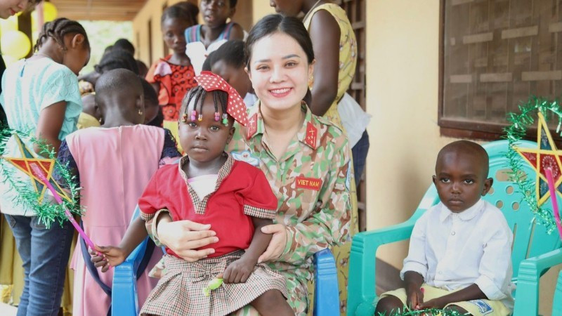 Les membres du contingent vietnamien apportent l’atmosphère chaleureuse de la Fête de la Lune aux enfants de Bangui. image.jpg