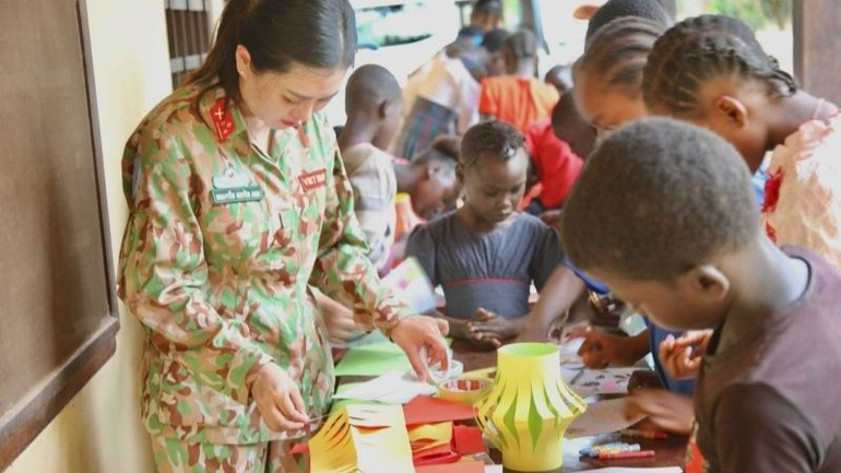 Les enfants de Bangui ont l’occasion de fabriquer leurs propres lanternes et de participer à des jeux traditionnels vietnamiens. image-1.jpg