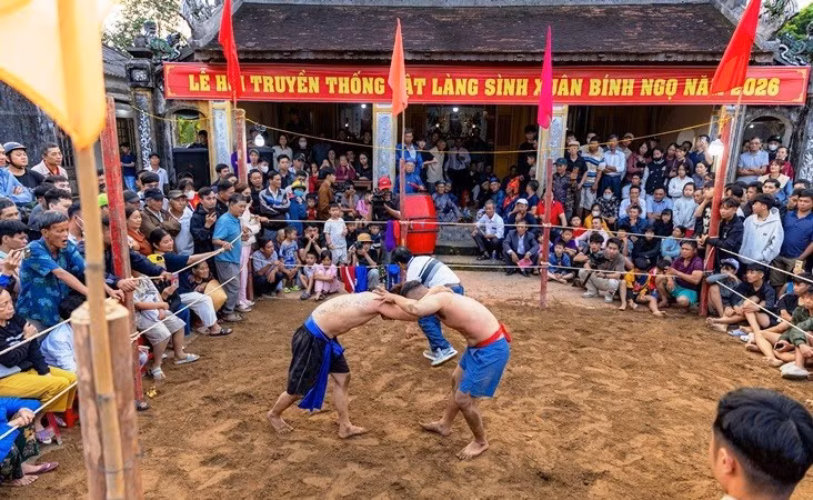 Le festival traditionnel de lutte du village de Sinh s’ouvre dès l’aube du 10e jour du Nouvel An lunaire.