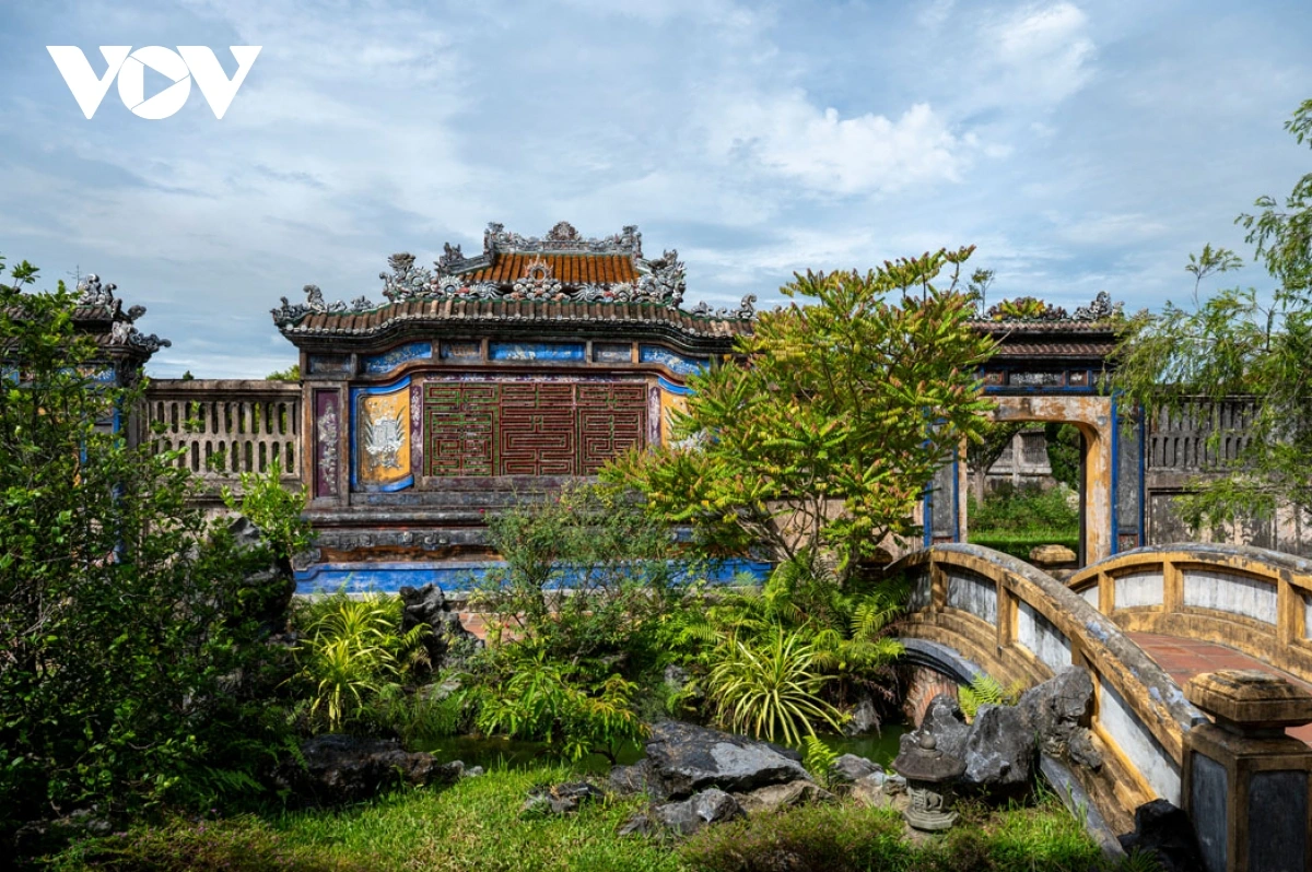 Pour les passionnés de photographie, ce lieu constitue un décor idéal pour capturer des images évoquant l’ancien jardin impérial. Photo : VOV. 8.png
