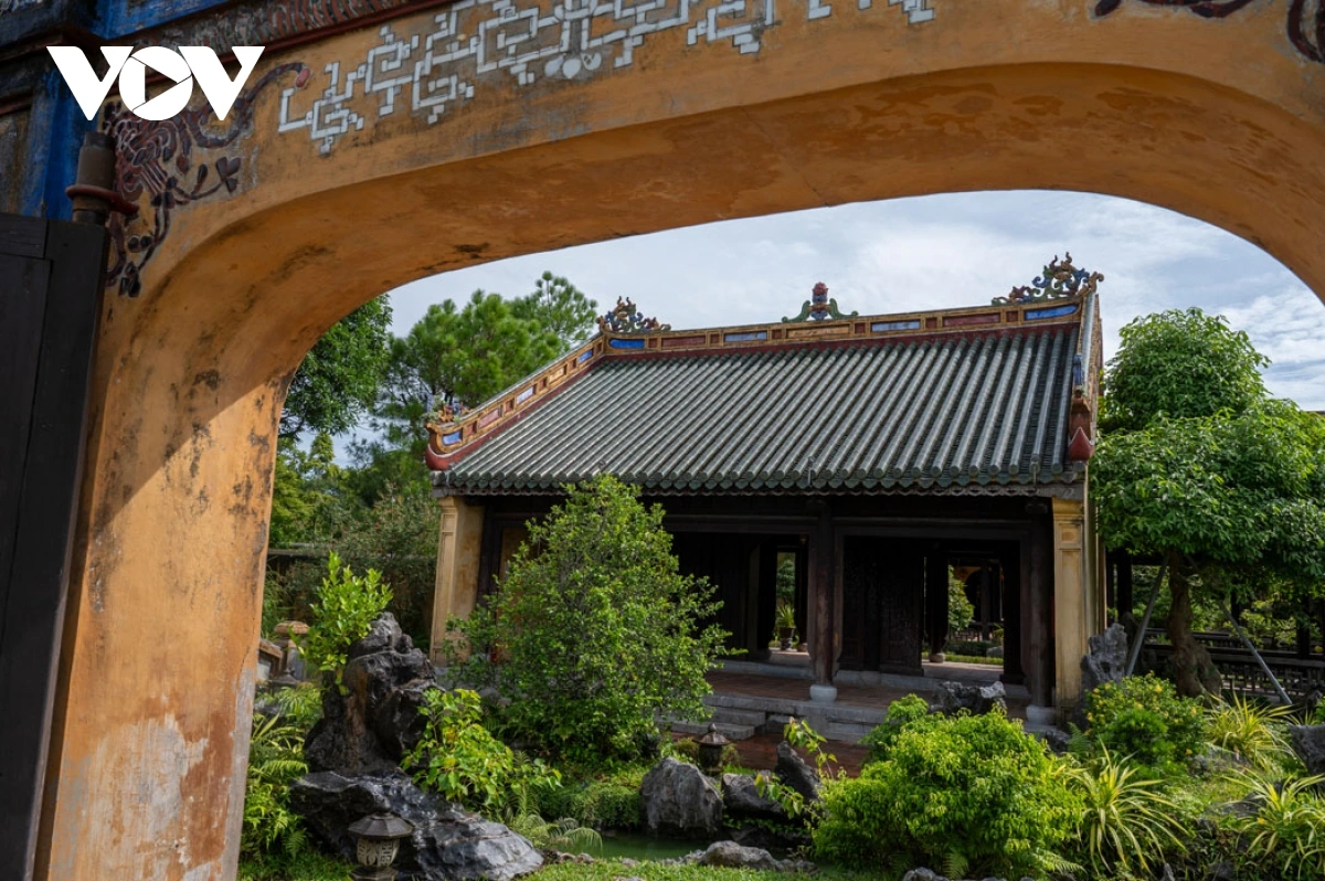 Le jardin Thieu Phuong n’est donc pas seulement une destination touristique, mais encore une porte ouverte sur la culture, l’art et la vie de cour impériale. Ces écrins de verdure ont contribué à nourrir la beauté méditative, raffinée et intemporelle de l’ancienne capitale. Photo : VOV. 13.png