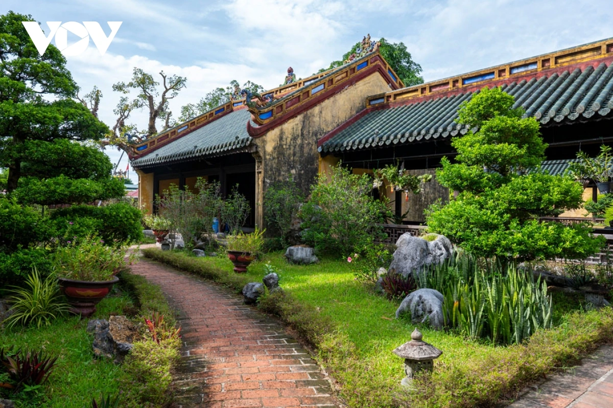 À la différence du palais Thai Hoa majestueux ou du palais Dien Tho somptueux, le jardin présente une allure élégante et sereine. C’était l’endroit où l’empereur et la famille royale contemplaient les fleurs et recherchaient la quiétude. Les allées pavées rectilignes, les parterres de fleurs sinueux, l’ombre des arbres séculaires… tout évoque un espace harmonieux selon la philosophie « ciel – terre – homme » de la culture orientale. Photo : VOV. 3.png