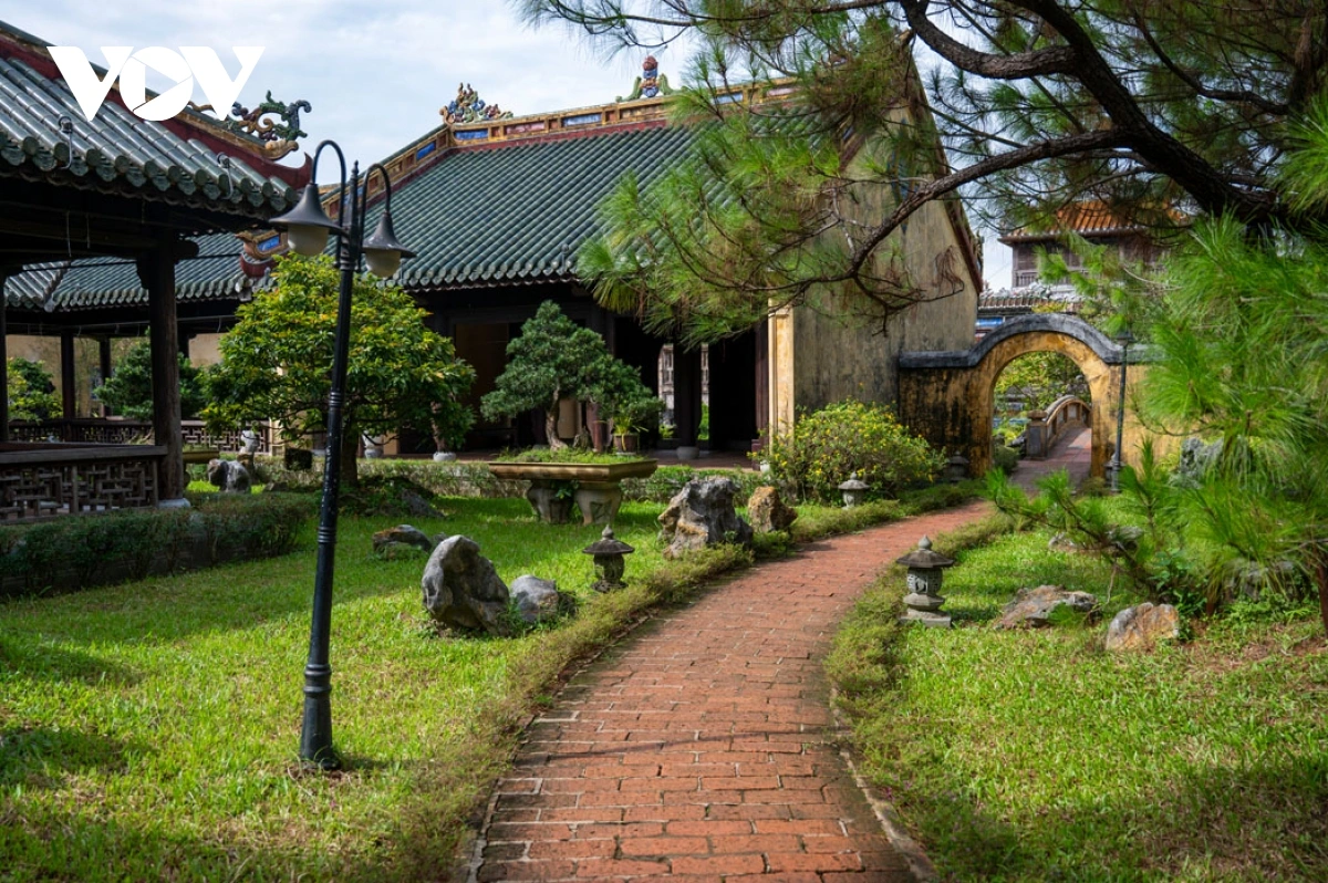 Aujourd’hui, dans le processus de restauration de la Cité impériale, le Centre de conservation des monuments de l’ancienne capitale de Hue accorde une attention particulière au jardin Thieu Phuong. De nombreuses variétés de fleurs traditionnelles ont été replantées et le paysage est progressivement rétabli. Photo : VOV. 6.png