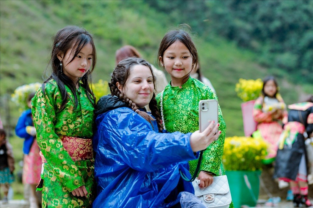 La technologie numérique permet aux touristes de capturer et de partager facilement leurs expériences de voyage. Photo : Baodantoc. mung2329.jpg