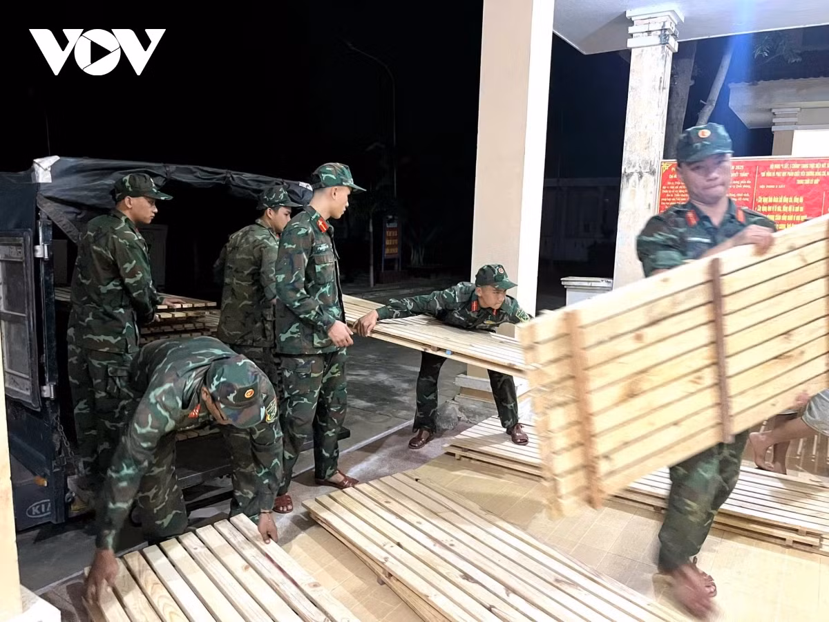 cung-voi-lam-nha-bo-doi-cung-tang-them-giuong-va-nhieu-vat-dung-thiet-yeu-khac-de-ba-con-vung-lu-som-on-dinh-cuoc-song.png