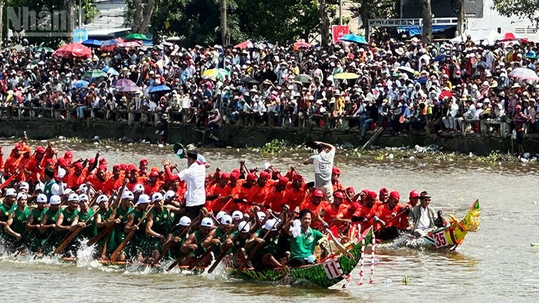 La course de pirogues Ngo est une activité animée qui attire de nombreux spectateurs. image-17.jpg