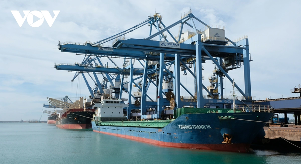 Le port en eaux profondes de Dung Quat stimule également le développement industriel de Quang Ngai. Photo : VOV. cang-bien-nuoc-sau-dung-quat-cung-la-dong-luc-cho-phat-trien-cong-nghiep-quang-ngai.png
