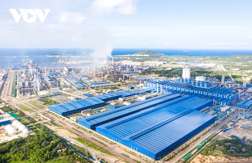 Vue d’ensemble du complexe sidérurgique Hòa Phat Dung Quat, moteur du développement économique de Quang Ngai. Photo : VOV. toan-canh-khu-lien-hop-gang-thep-hoa-phat-dung-quat-dong-luc-thuc-day-phat-trien-kinh-te-quang-ngai.png
