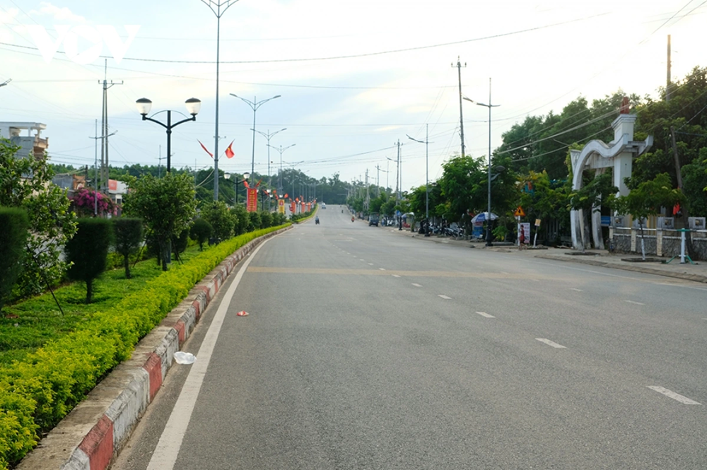 Van Tuong se transforme chaque jour avec des infrastructures modernes. Sur la photo : la route vers le centre de Van Tuong/VOV. duong-vao-trung-tam-xa-van-tuong.png