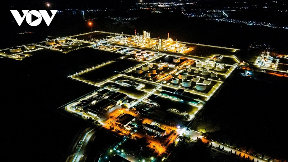 La nuit, la raffinerie de Dung Quat ressemble à une ville qui ne dort jamais. Photo : VOV. dong-luc-kinh-te-phia-bac-tinh-quang-ngai.png