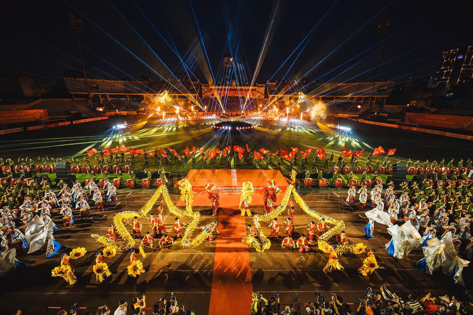 La cérémonie d’ouverture du tournoi élargi de football des polices des pays membres de l'ASEAN 2025. Photo : nhandan.vn