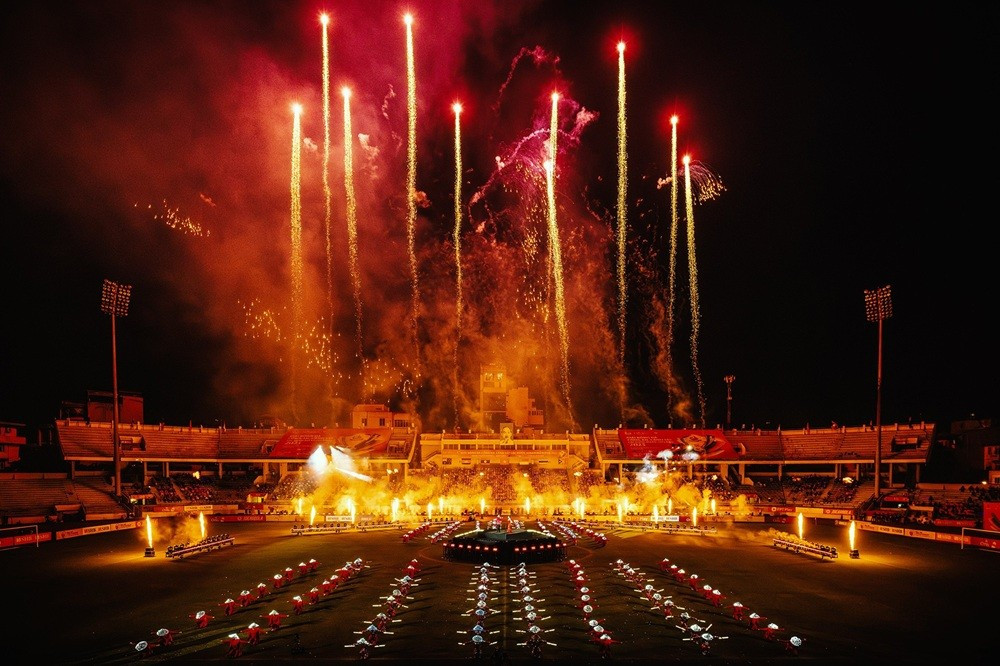 À chaque feu d’artifice s’élève un sommet d’émotion, et la cérémonie se fait plus intense, plus belle. Photo : nhandan.vn 9-2.jpg