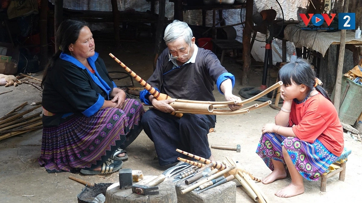 La fabrication des khèn traditionnels à Mu Cang Chai. Photo : VOV. xoa-doi-giam-ngheo-4.png