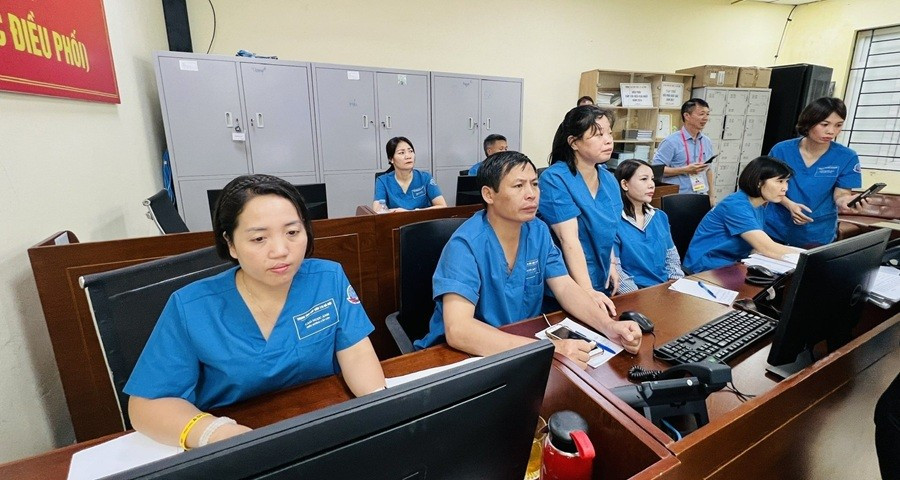 Le personnel médical en première ligne au service des citoyens. Photo : Magazine Gia đinh Viet Nam. z6951130578566-294828bd2dfa80a2b1b0d4e9b27404a9-2146.jpg