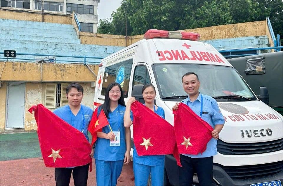L’équipe du Centre d’urgence 115 assure la garde médicale au stade Hang Day. Photo : Magazine Gia đinh Viet Nam (Famille vietnamienne).