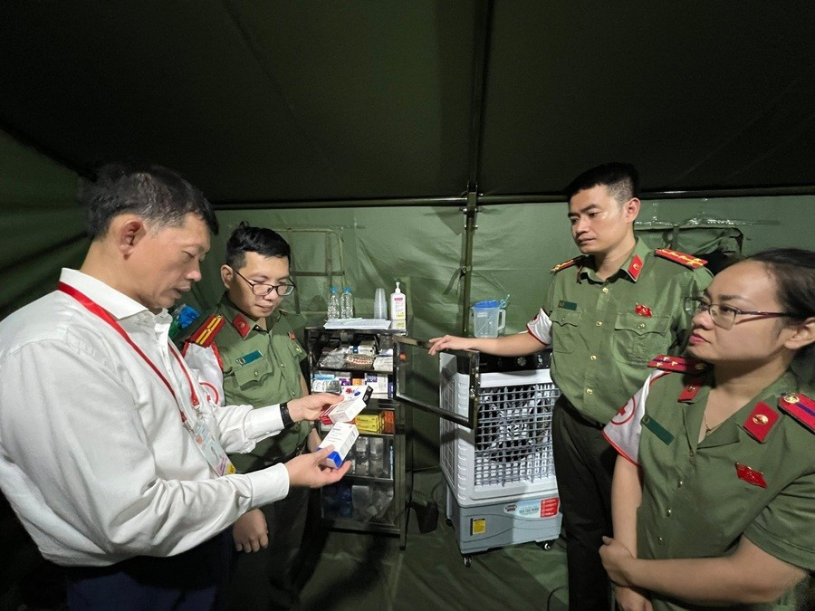 Inspection du matériel, des véhicules et des médicaments d’urgence. Photo : Magazine Gia đinh Viet Nam. z6951161266695-35d5ed77f4014417c2a705ccae9970c7-2134-8059.jpg
