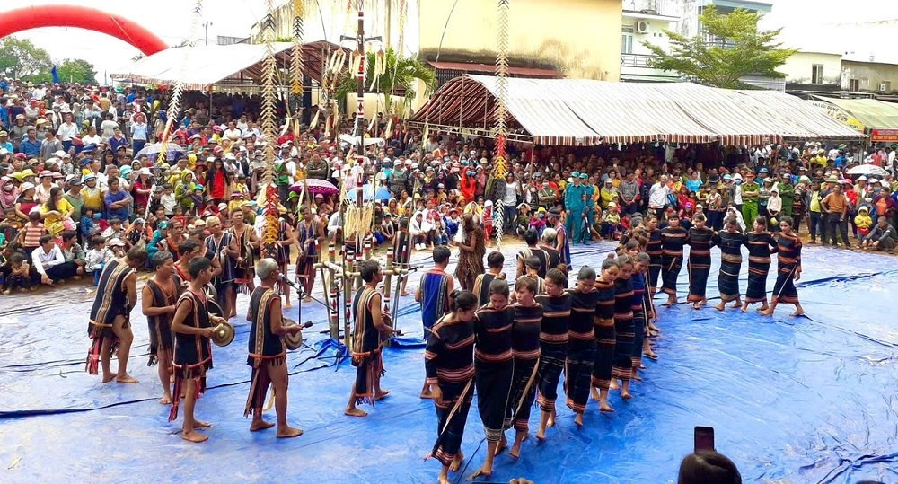 La troupe de gongs de la commune d’Ia Krel interprète une danse rituelle en l’honneur de la nouvelle récolte. Photo : baovanhoa.