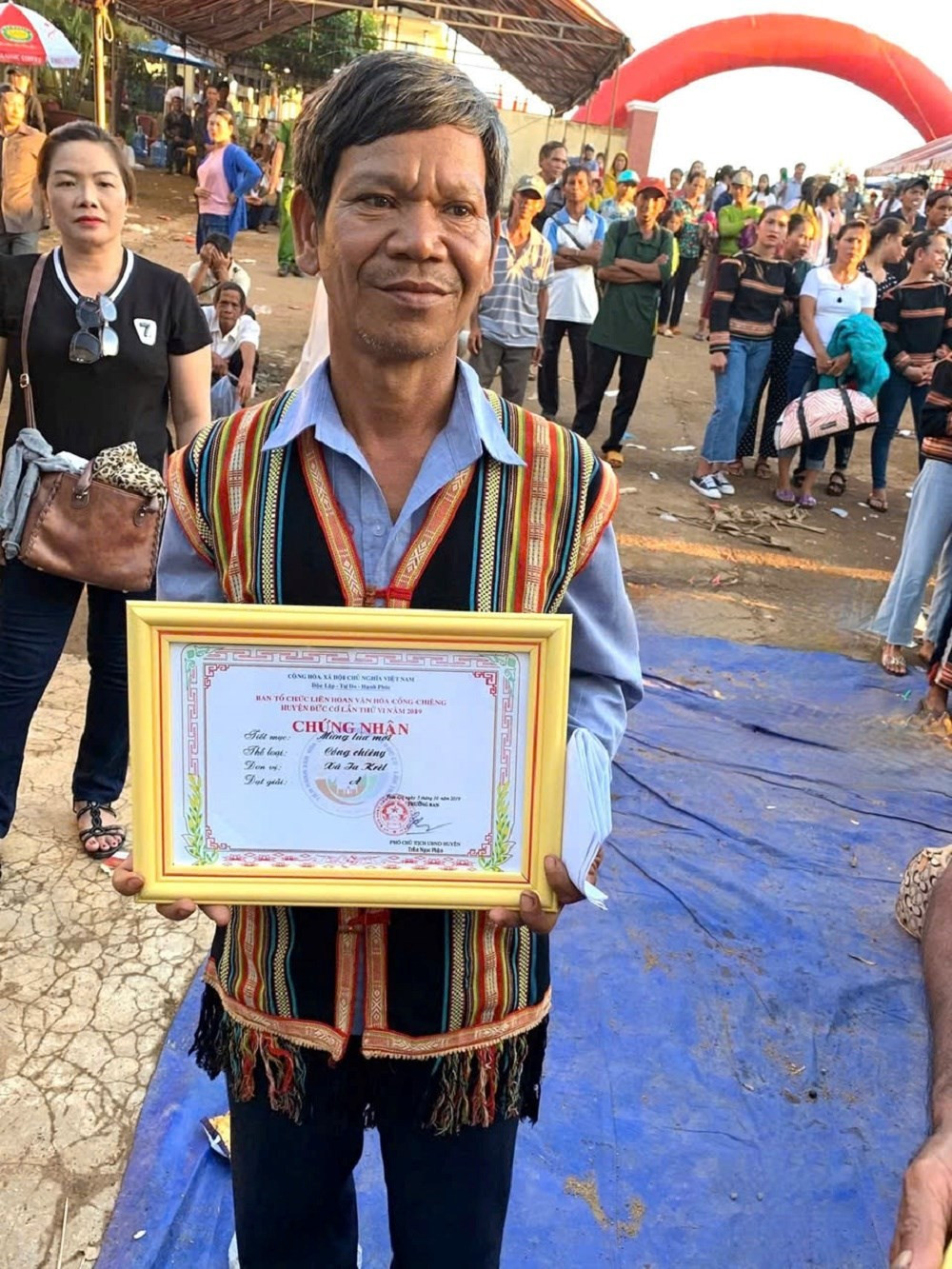 M. Khon et l’équipe de gongs de la commune d’Ia Krel remportent le troisième prix au Festival culturel des gongs du district de Duc Co en 2019. Photo : baovanhoa. cc3-lpte.jpg
