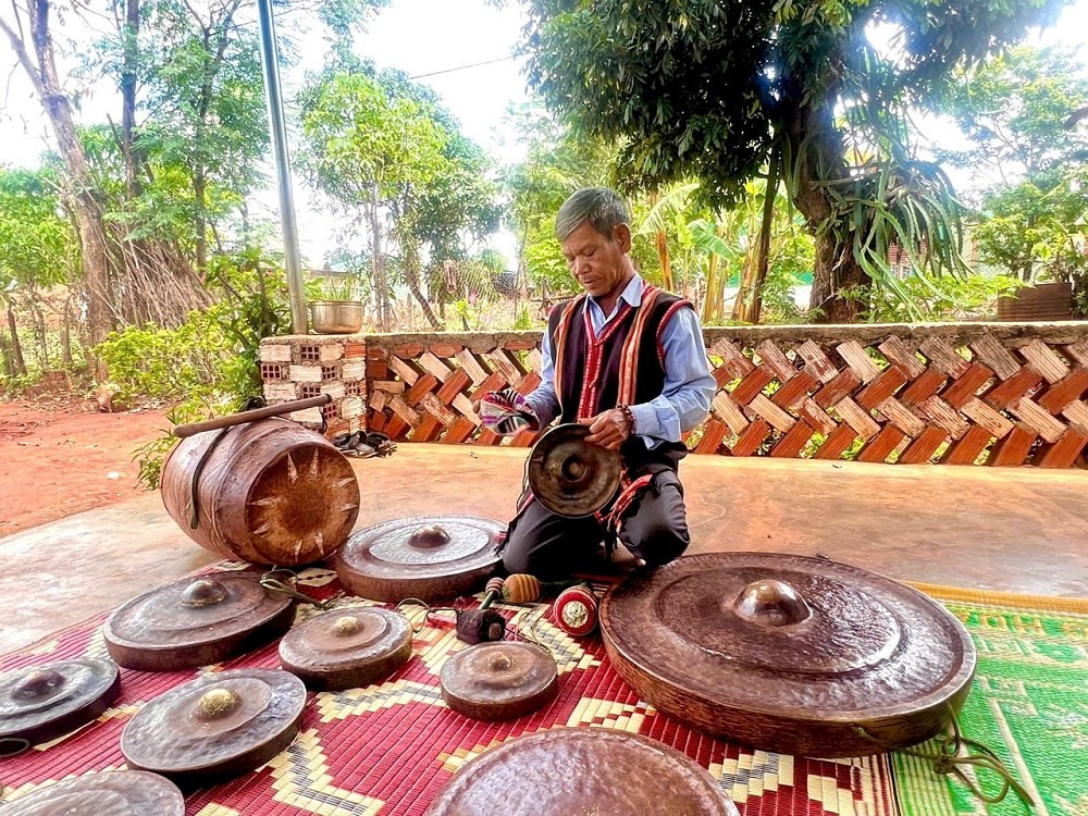 Ro Mah Khon veille avec soin sur l’ensemble de gongs qu’il a patiemment rassemblés au fil des ans. Photo : baovanhoa. cc1-zzmi.jpg