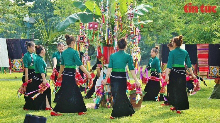 Des femmes thaï présentent une danse traditionnelle lors du festival Then Kin Pang. Photo : VNA.