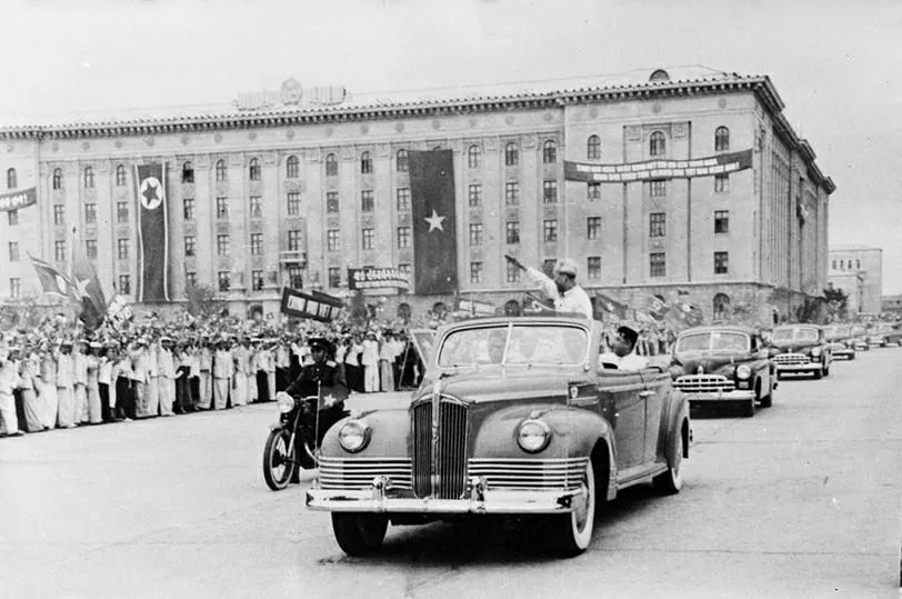 La population de Pyongyang réserve un accueil chaleureux au président Ho Chi Minh, en visite d’amitié en RPDC du 8 au 12 juillet 1957. Photo : VNA. chutichhcmtrieutien-120251006134935.png