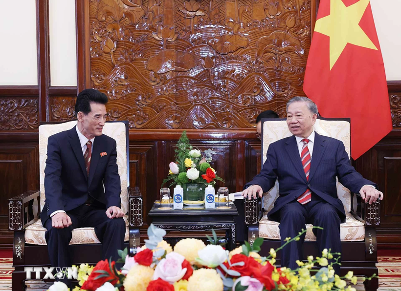 Le secrétaire général et président du Vietnam To Lam reçoit l’ambassadeur de la République populaire démocratique de Corée au Vietnam, Ri Sung Guk, venu lui présenter ses lettres de créance en août 2024. Photo : VNA. tong-bi-thu-chu-tich-nuoc-to-lam-tiep-dai-su-cac-nuoc-trinh-quoc-thu-20240812145137.png