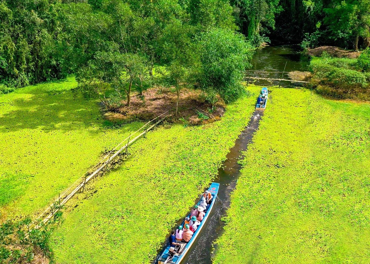 Des visiteurs découvrent la zone écotouristique Mua Xuan. Photo : La zone écotouristique Mua Xuan.