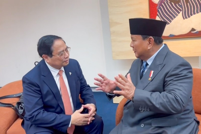 Le Premier ministre Pham Minh Chinh (à gauche) rencontre le président indonésien Prabowo Subianto. Photo : VGP/Nhat Bac. 1751920053944342-1751920272943629348539-11313773.jpg