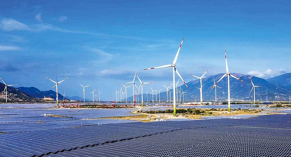Les relations de coopération entre le Vietnam et Singapour ne cessent de se développer. Sur la photo : projet d’énergie éolienne et solaire au Vietnam du groupe Sembcorp (Singapour). Photo : Le Toan.