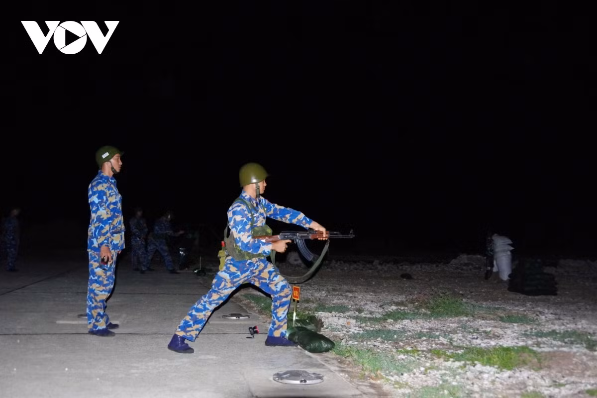 chien-si-dao-truong-sa-luyen-tap-ban-sung-tieu-lien-ak-2.png