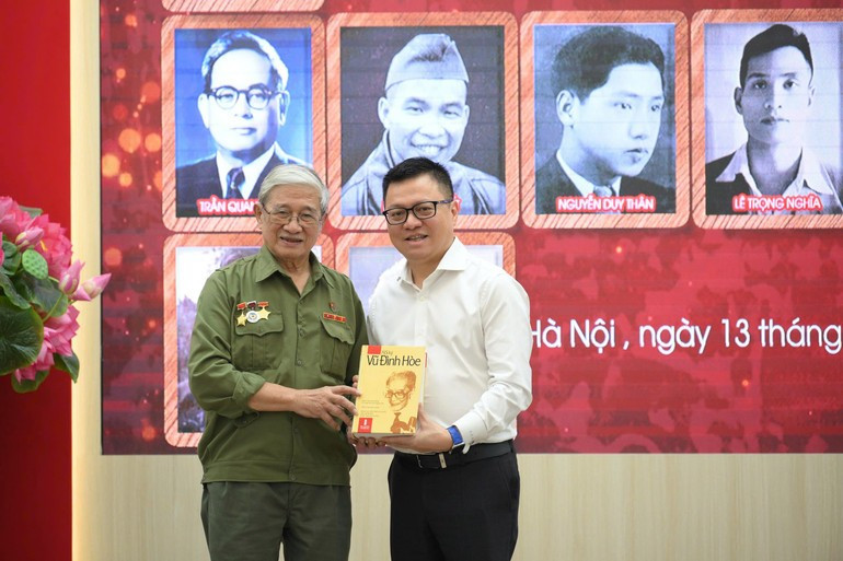 L’enseignant émérite Vu The Khoi (88 ans, enseignant de nombreuses générations d’élèves excellant en russe), représentant la famille de Vu Dinh Hoe, offre des livres au Journal Nhân Dân. Photo : NDEL. image-4.jpg