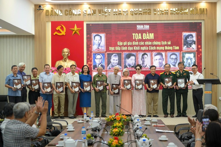 Le Quoc Minh, membre du Comité central du Parti et rédacteur en chef du Journal Nhân Dân, remet des cadeaux en signe de gratitude aux familles des témoins historiques. Photo : NDEL. image-5.jpg