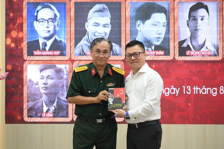 Tran Khang Chien, fils aîné du général de brigade Tran Tu Binh, ancien membre permanent du Comité régional, chargé de l’administration du Comité régional du Nord et responsable de 10 provinces du delta du Nord. Photo : NDEL. image-8.jpg