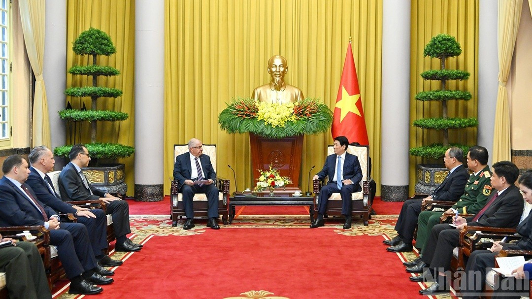 Le président vietnamien Luong Cuong reçoit le ministre turc de la Défense Yasar Guler. Photo : NDEL.