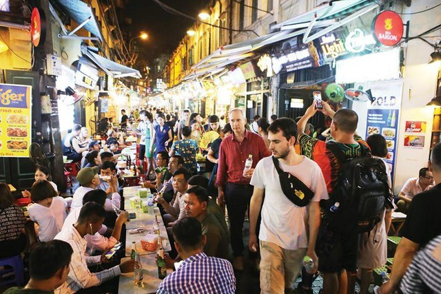 La rue Ta Hien, au cœur du quartier de Hoan Kiem, charme les voyageurs internationaux avec sa gastronomie de rue typiquement hanoïenne. Photo : VGP. ta-hien-1759221134993448236040.jpg