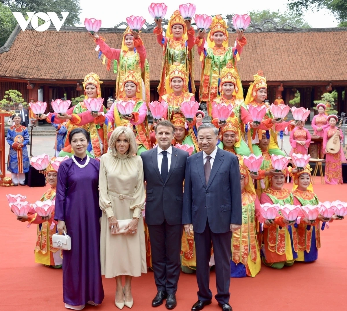 Des artistes interprètent la musique de cour de Hue au Temple de la Littérature – Quoc Tu Giam, à l’occasion de la visite du secrétaire général du Parti communiste du Vietnam To Lam et de son épouse, accompagnés du président français Emmanuel Macron et de son épouse, le 26 mai 2025. Photo : VOV. dsc-9539.jpg