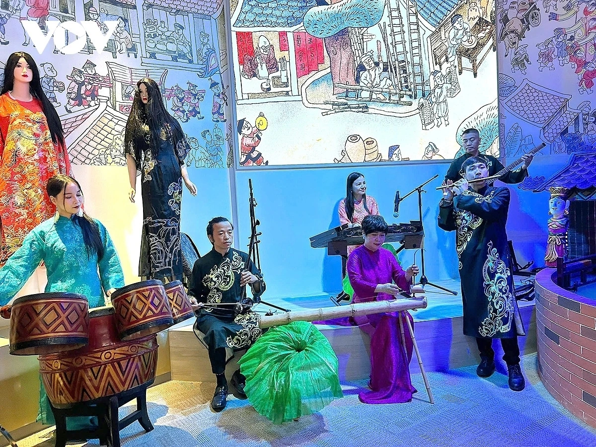 Spectacle de musique traditionnelle vietnamienne à l’Expo 2025. Photo : VOV.