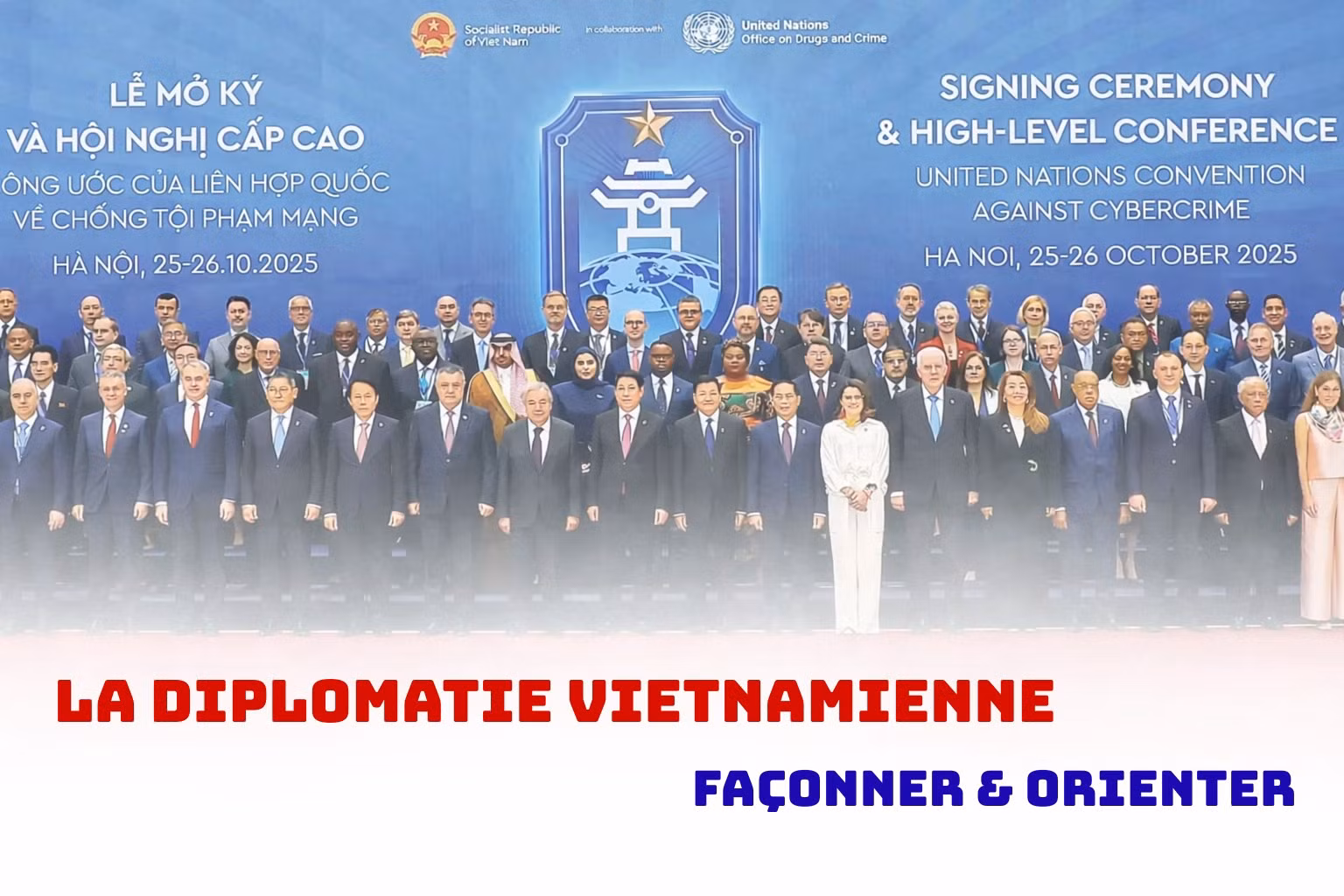 Le président vietnamien Luong Cuong et le Secrétaire général des United Nations, António Guterres, posent pour une photo de groupe avec les chefs de délégation lors de la cérémonie d’ouverture de la Convention de Hanoï.