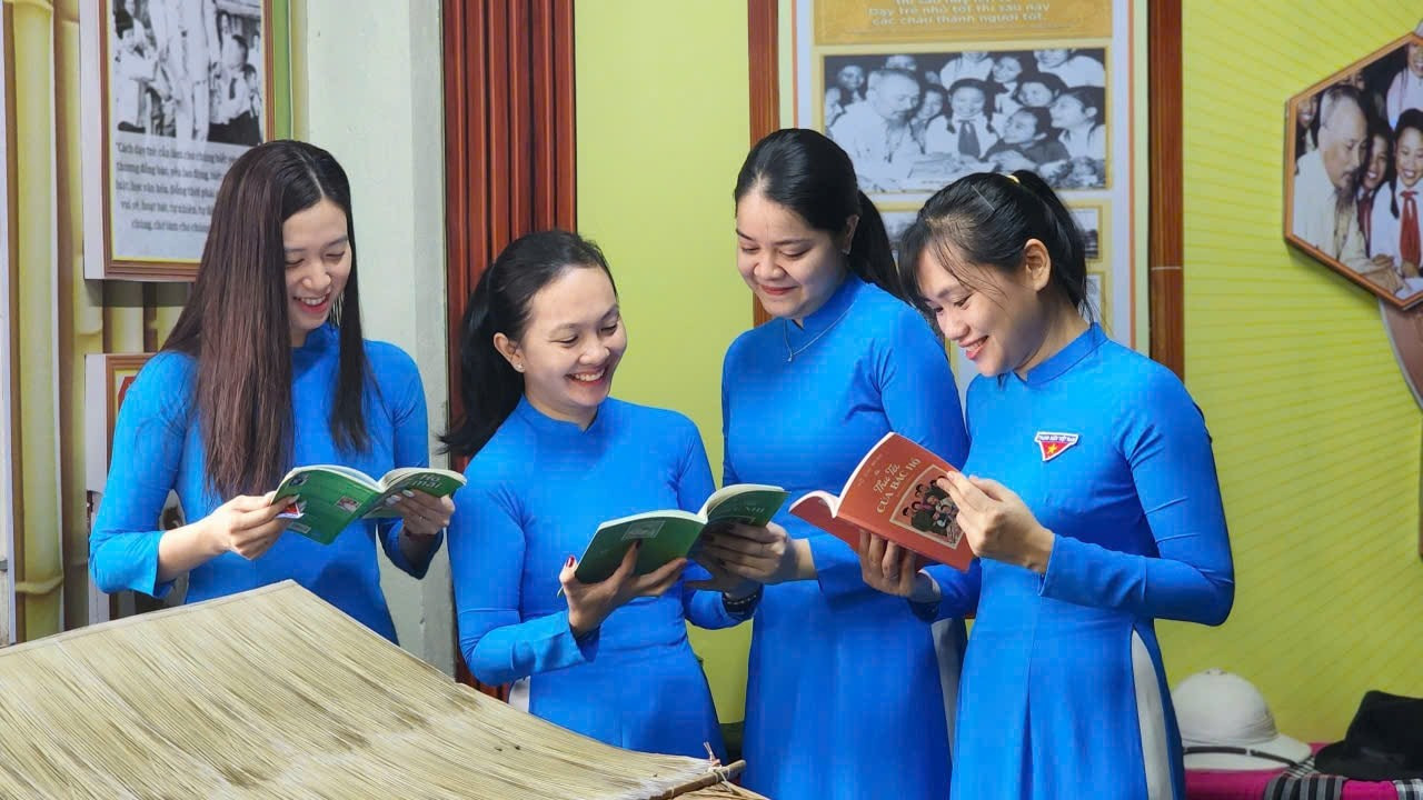 a105ao-dai-di-an.jpg