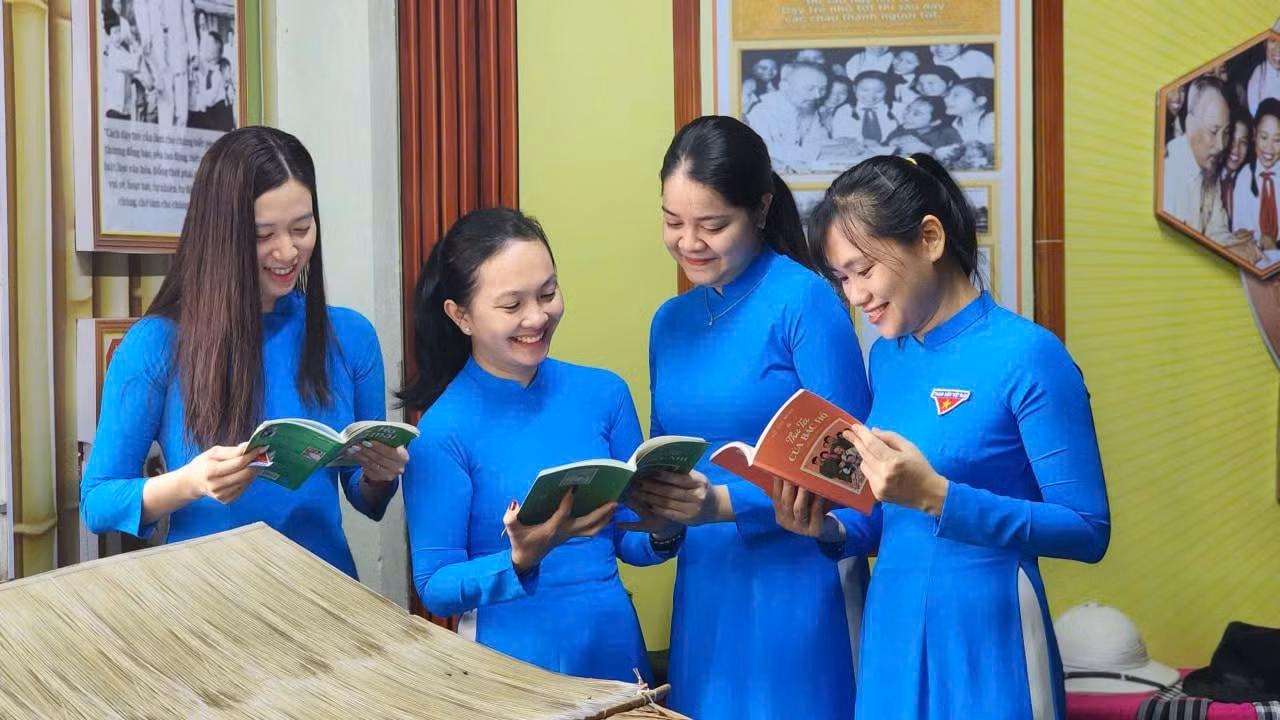 a105ao-dai-di-an.jpg