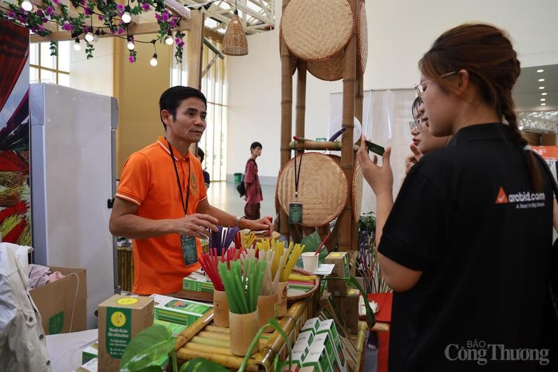 Le Van Tam souhaite développer davantage la distribution de produits écologiques sur le marché. Photo : Hoa Quynh/CongThuong. img7037-21235633.jpg