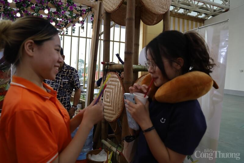 Des clients testent les pailles végétales Ecos. Photo : Hoa Quynh/CongThuong. img7045-21281721.jpg
