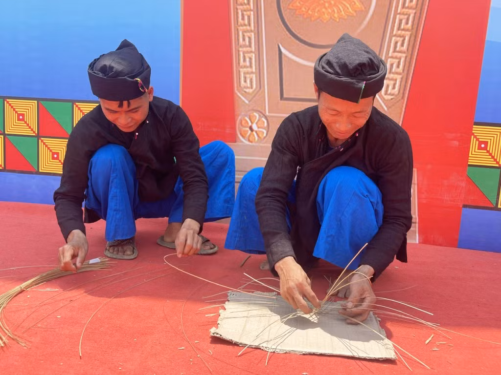 169976-nhung-vat-dung-hang-ngay-duoc-tao-ra-tu-ban-tay-kheo-leo-cua-nhung-nguoi-dan-ong-lo-lo-den-21251524.jpg