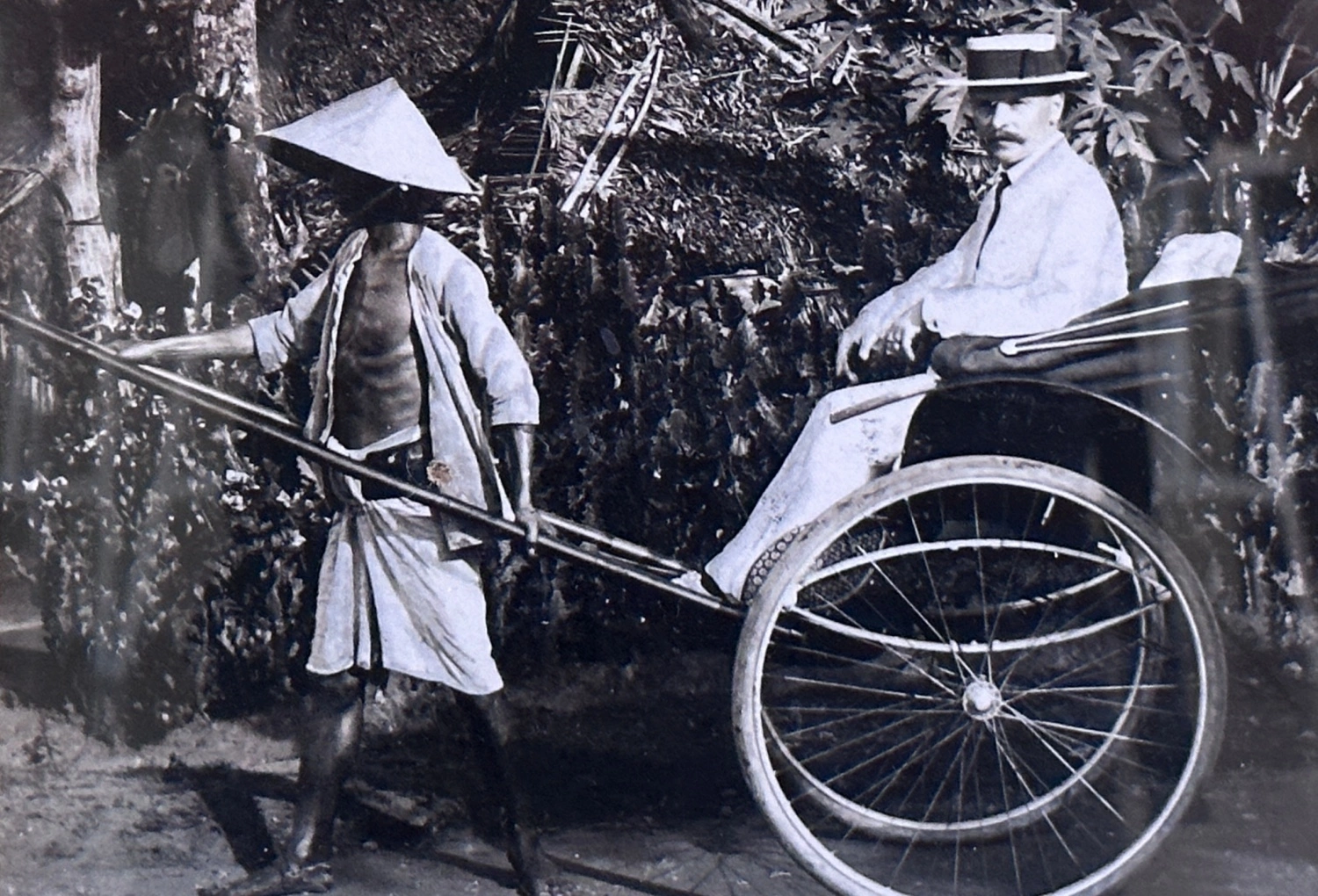 Un tireur de pousse-pousse vietnamien transporte un fonctionnaire français dans une rue de Saïgon. Photo : VnExpress. 2.png