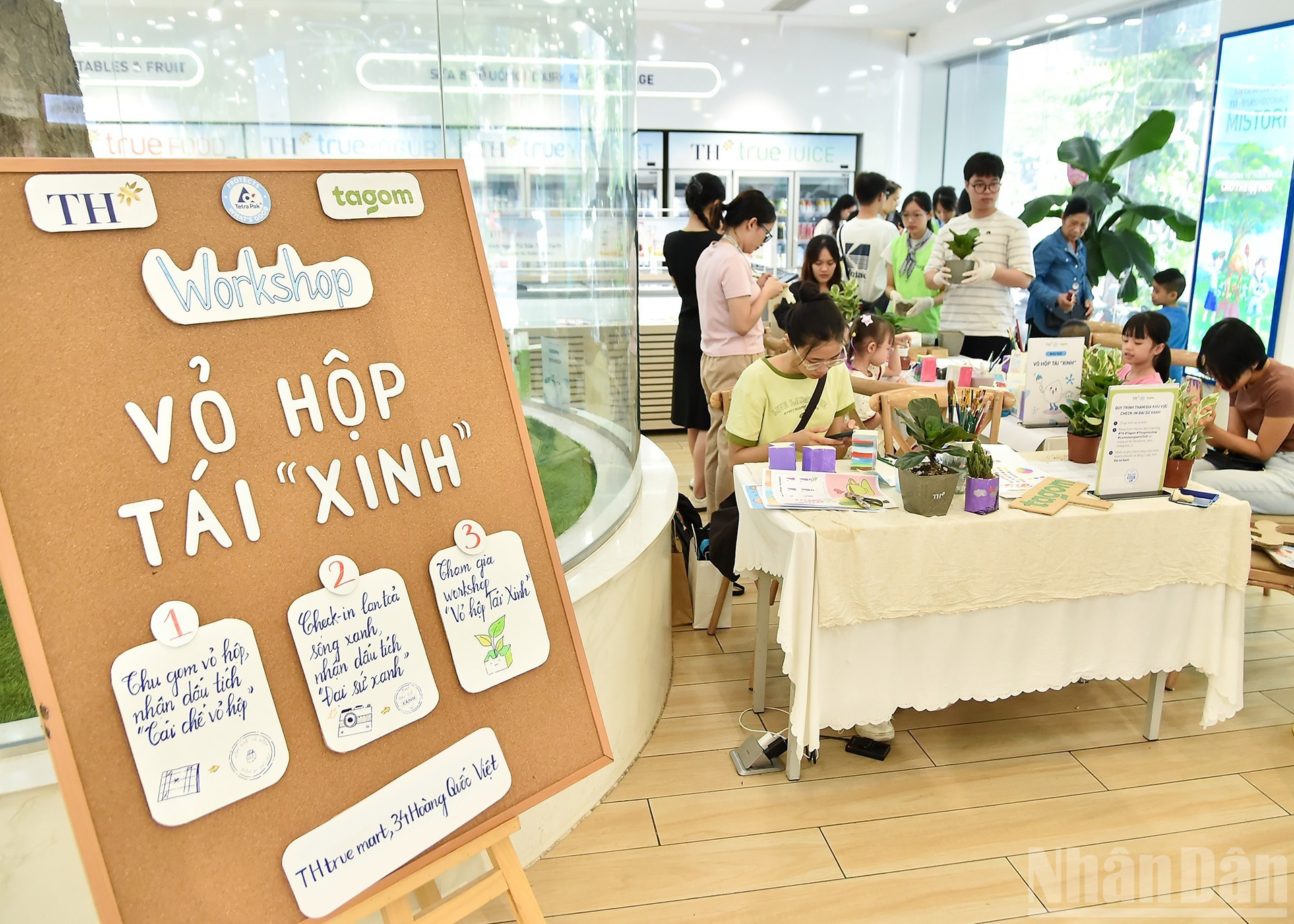 En 2025, le groupe poursuivra sa collaboration avec plusieurs partenaires pour lancer de nouvelles initiatives, notamment l’atelier « Boîtes de lait recyclées », en partenariat avec TH Truemilk. 8.jpg