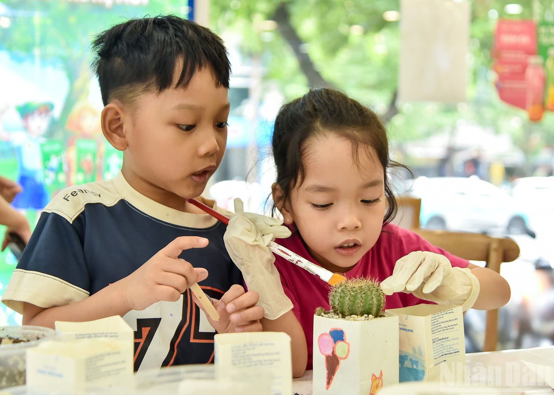 Il suffit d’apporter entre dix et cinquante boîtes bien nettoyées : les enfants peuvent alors créer eux-mêmes leurs pots de plantes, apprendre à recycler tout en semant la vie verte autour d’eux. 10.jpg