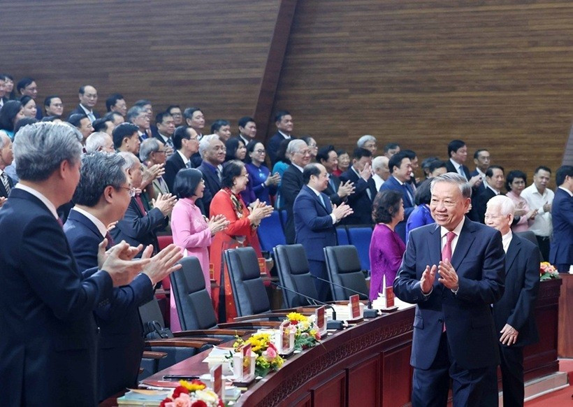 Le secrétaire général du PCV To Lam lors de la cérémonie d'annonce des résolutions et décisions des autorités centrales et locales concernant la fusion des unités administratives, à Ho Chi Minh-Ville le 30 juin. Photo : NDEL. vna-potal-le-cong-bo-cac-nghi-quyet-quyet-dinh-cua-trung-uong-va-dia-phuong-ve-sap-nhap-don-vi-hanh-chinh-cap-tinh-cap-xa-ket-thuc-hoat-dong-don-vi-ha-8121829-4428.jpg