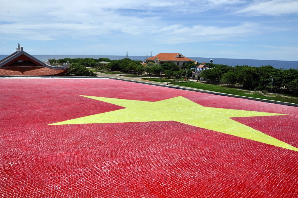 La photo « Le plus grand drapeau national en céramique du Vietnam », réalisée par l’auteur Nguyen Dang Lam, a été soumise au concours photo du journal Nguoi Lao Dong. Photo : VnExpress.